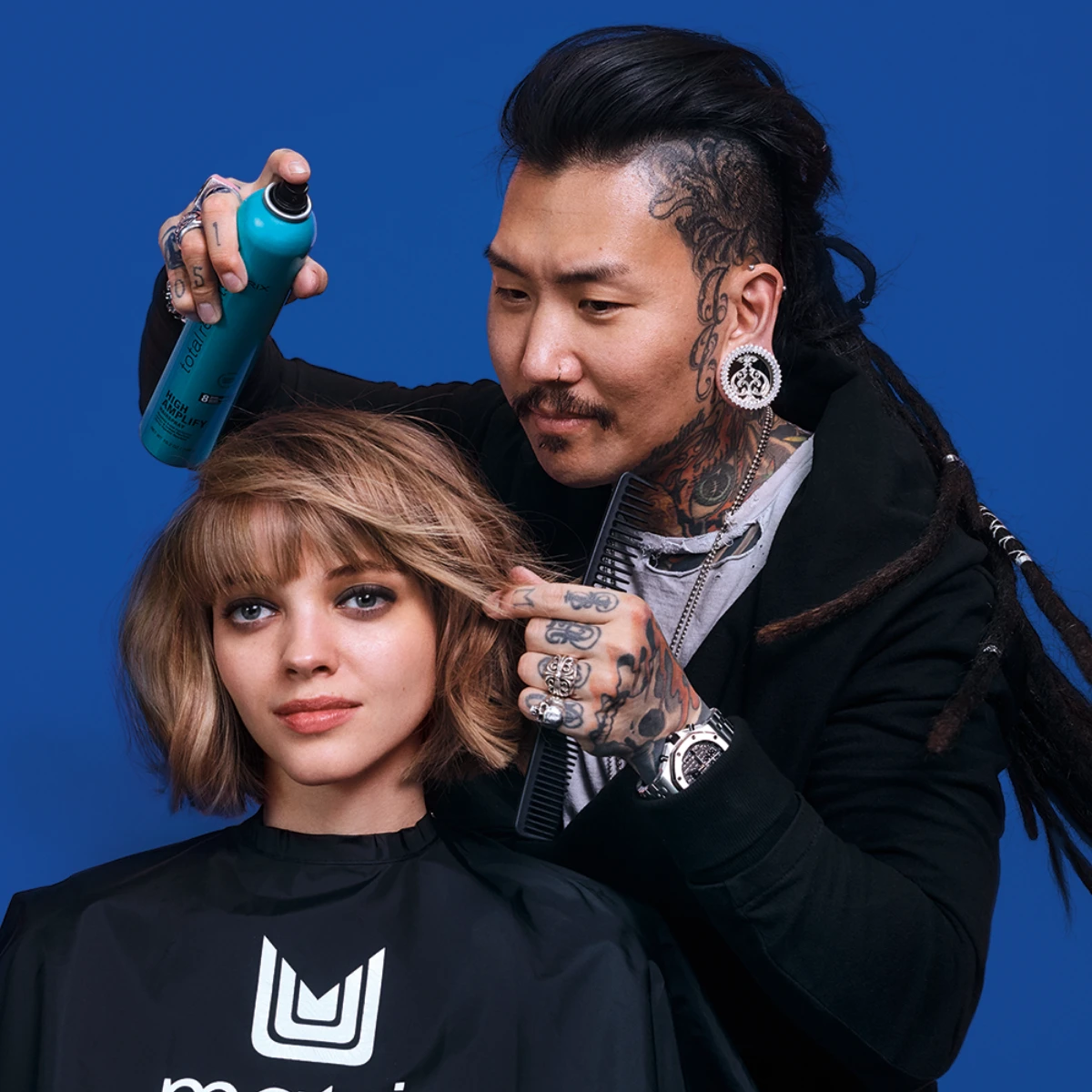 Matrix školitelka upravuje vlasy modelce.