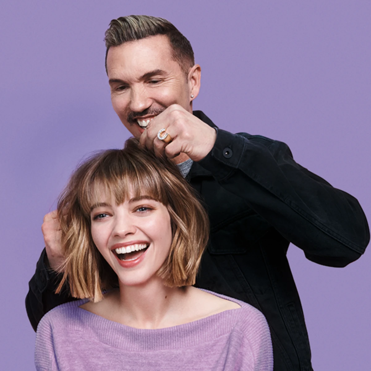 Matrix školitelka upravuje vlasy modelce.